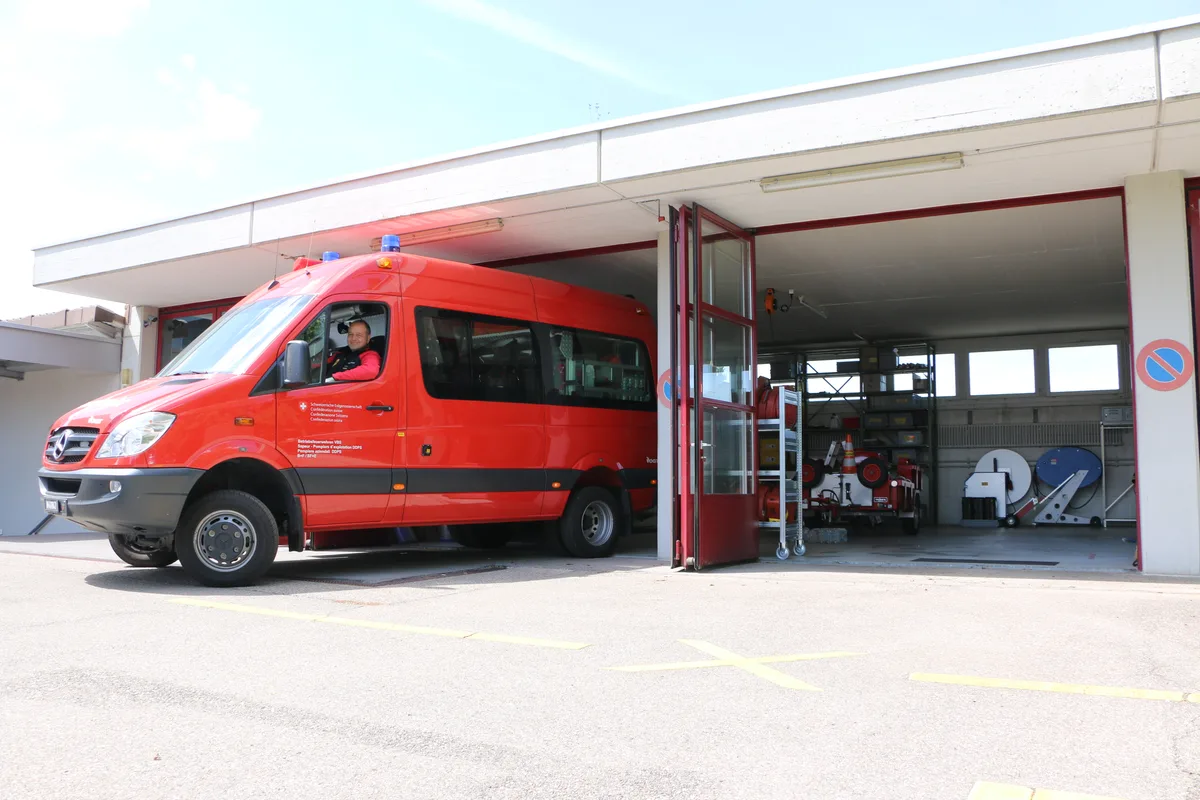Feuerwehrfahrzeug vor einer Garage.